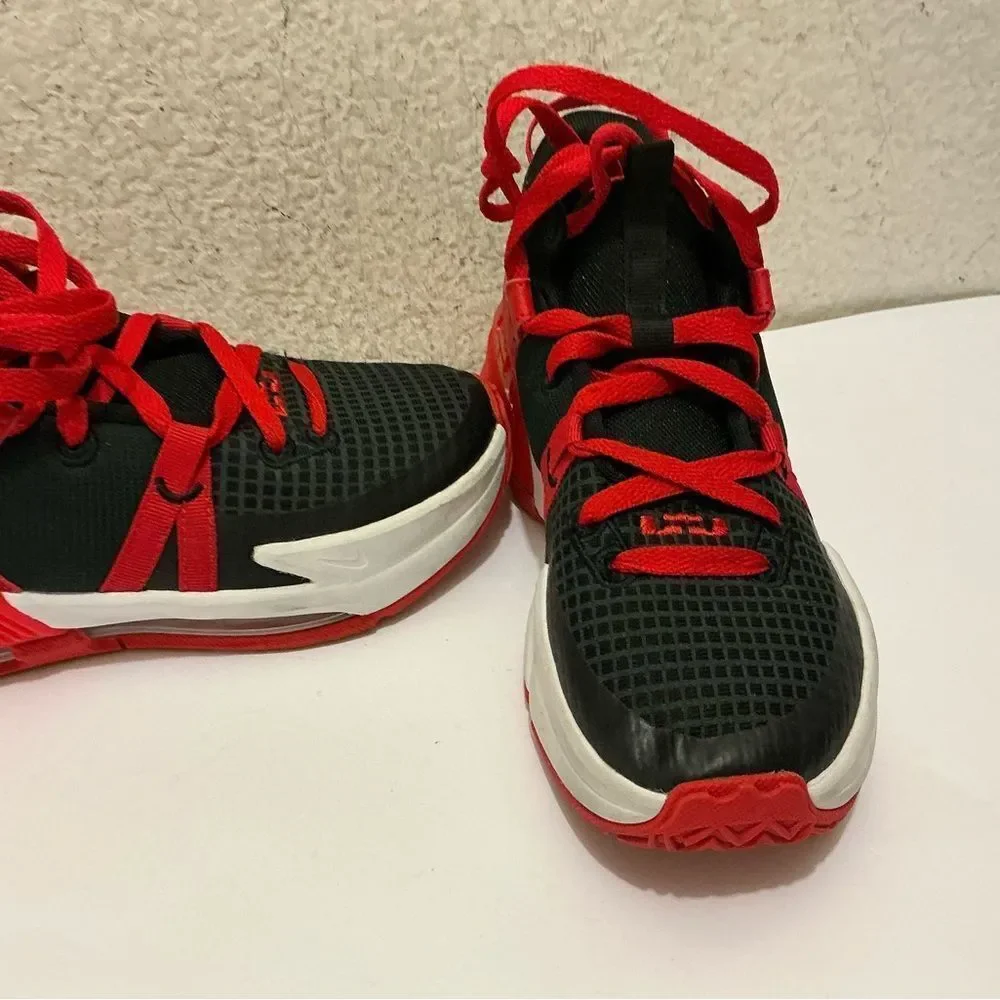 Nike LeBron Witness 7 Basketball Shoes, gently used size 4.5 Y
